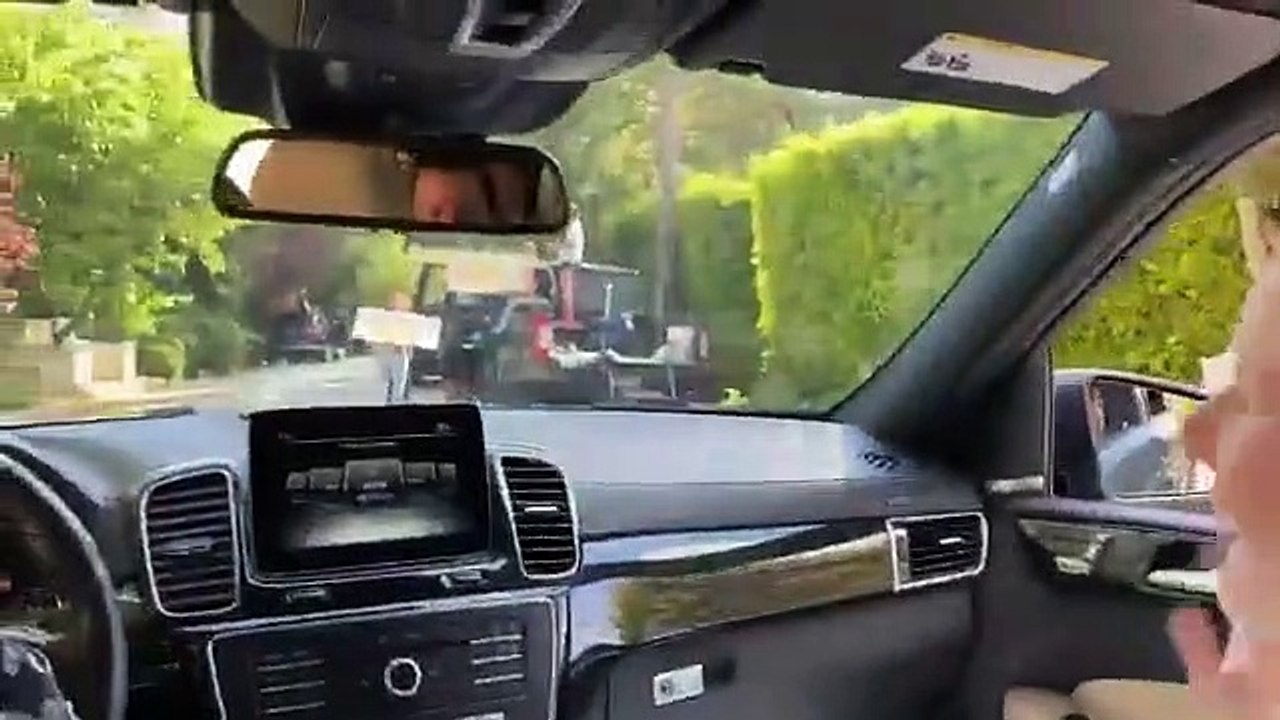 Vizinhos fazem parada para celebrar o último dia de quimioterapia de uma jovem