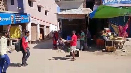 प्रयागराज: पैदल चलकर आ रहे लोगो की सेवा कर रहें है रहवासि