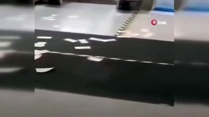 Koronavirüsten ağzı yanan Çinliler etrafa saçılan paraya dokunmaya bile cesaret edemedi