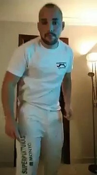 Un joven muy indignado con Pedro Sanchez destroza la lámpara de casa cuando habla de él