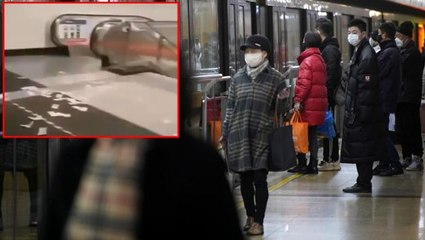 Çin'de metroda saçılan paralara koronavirüs salgını korkusuyla kimse dokunamadı