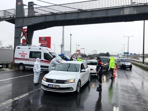İstanbul genelinde polis ekipleri giriş ve çıkışlarda tek tek araçları denetledi