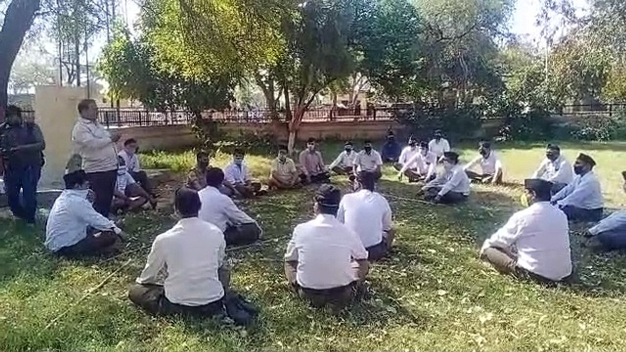 मथुरा: मंडी सचिव ने शोशल डिस्टेंस को लेकर की व्यपारियों की मीटिंग