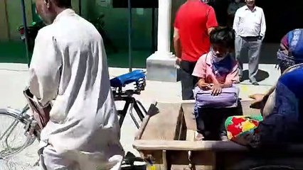 शामली: गर्भवती महिला की स्थिति बिगड़ने पर रेहड़े में लेजाया गया अस्पताल, रेफर