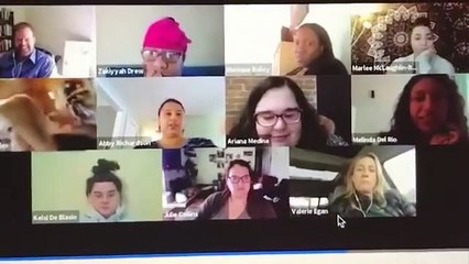 Une femme va aux toilettes pendant une vidéoconférence avec ses collègues