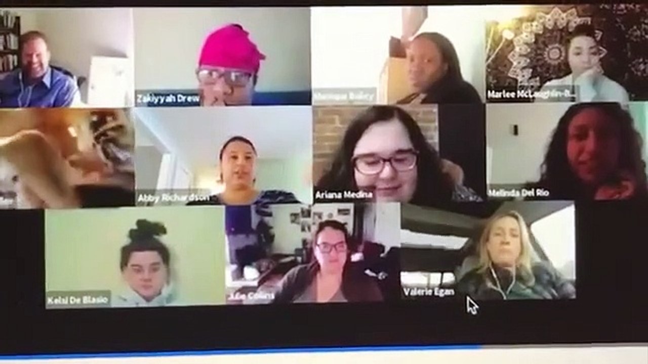 Une femme va aux toilettes pendant une vidéoconférence avec ses collègues