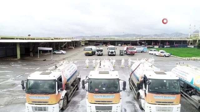 Meyve sebze hali köpüklü suyla dezenfekte edildi