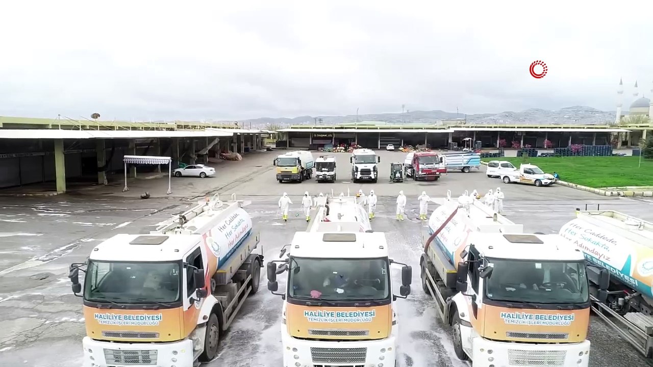 Meyve sebze hali köpüklü suyla dezenfekte edildi