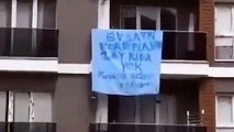 Evinin balkonuna astığı pankartla ev sahibine seslendi: 2 ay kira yok, gelme!