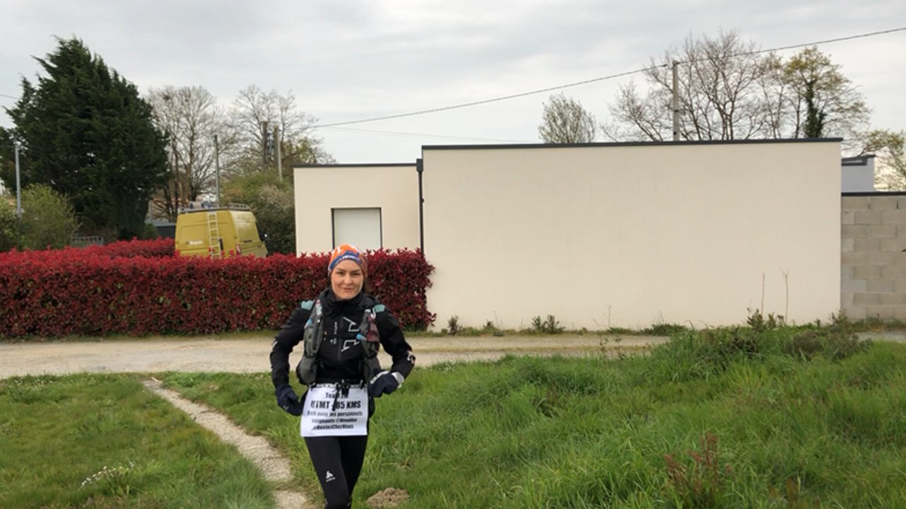 Championne de trail, Melinda Morelle court pour collecter des masques