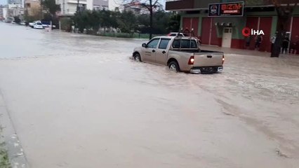 Osmaniye'de şiddetli yağmur yolları göle çevirdi