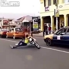 Freestyle en moto : il fait la sieste en roulant !