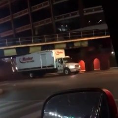 Ce chauffeur de camion n'a pas bien anticipé la hauteur du pont
