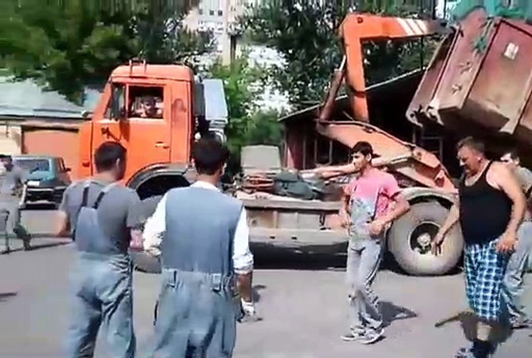 Les passants font contre-poids sur un camion qui soulève un chargement trop lourd