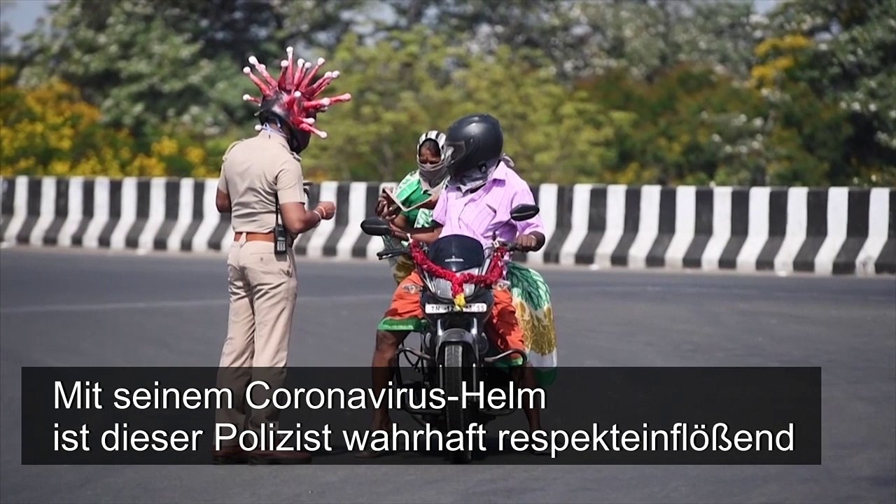 Polizist mit Coronavirus-Helm sorgt für Ordnung