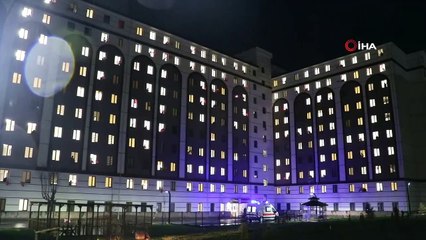 Karantina altındaki öğrencilere moral oldular...Yurt görevlileri yağmur altında müzik eşliğinde göbek attı