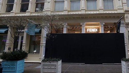 New York'ta mağazalar yağmaya karşı vitrinlerini plakalarla kapattı