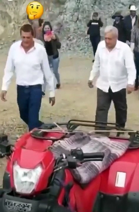 ‘No te bajes, ya recibí tu carta’; el breve encuentro de AMLO con la mamá del Chapo Guzmán