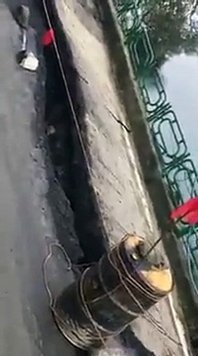 टूटती सडक़ Flood Totally Destroys Indian  Road