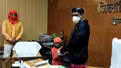 कोरोना से जंग: 8 साल के बच्चे ने डीएम को सौंपी अपनी गुल्लक
