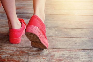 Le coronavirus peut-il vivre sur les chaussures ?
