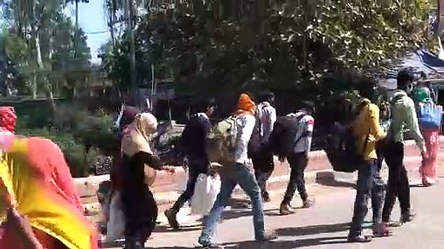 सीतापुर: गैर जनपदों से पलायन कर बसों से पहुच रहे घर दिहाड़ी मजदूर व कामगार