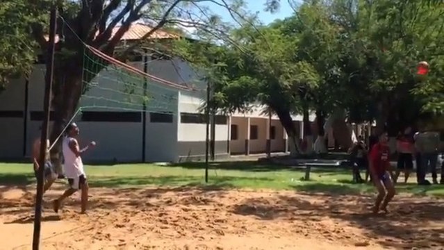 Así se entretiene Ronaldinho en la cárcel: los partidos de 'futvoley' con los reclusos