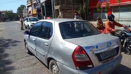lockdown: जरूरत का सामान खरीदने के लिए निकले