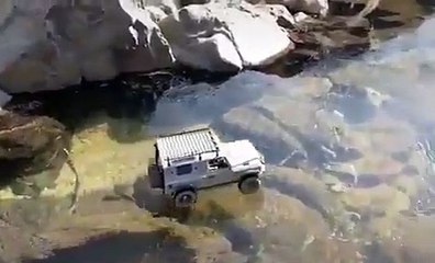 Une voiture roule sur une fine couche de glace
