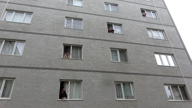 Koronavirüs sebebiyle evden çıkamayan komşular camdan cama gün yapıyor