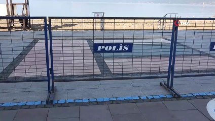 Çanakkale’de sahil boyu barikatlarla kapatıldı