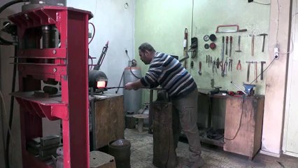 Geleneksel Türk kılıçlarını asırlık teknikle yeniden üretiyor - MANİSA