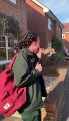 Acil servis çalışanı işine komşularının alkışlarıyla uğurlandı