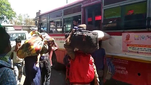 इटावा: बस स्टैंड पर दिखने लगी यात्रियों की लंबी भीड़