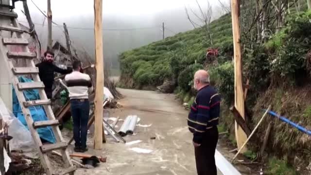 Koronavirüsten korunmak için mahalle yolunu kepenkle kapatarak önlem aldılar