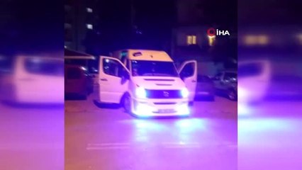 Sokak ortasında 'erik dalı' oynayarak sağlık çalışanlarına 'destek' verdiler, sosyal mesafeyi...