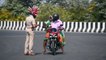 شرطي يعتمر خوذة على شكل فيروس كورونا في الهند
