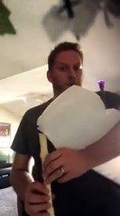 Il fabrique une cornemuse avec un sac poubelle et des flûtes