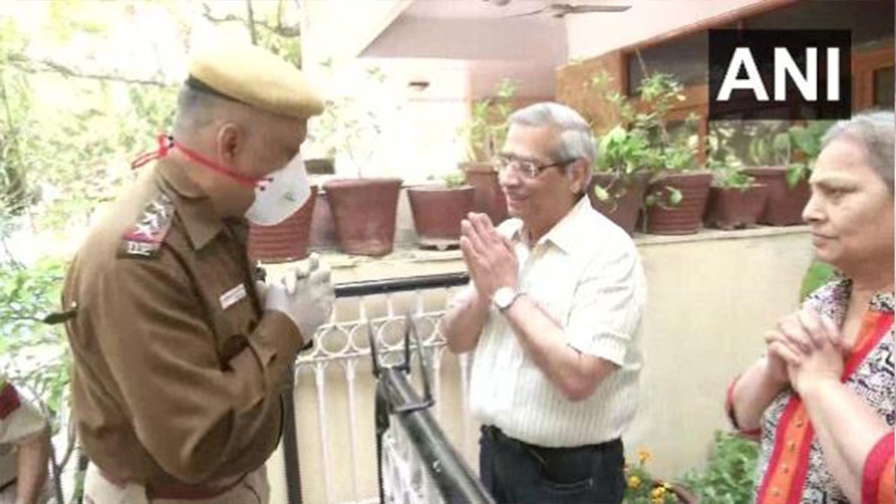 पुलिस बनी मददगार! थाने से ही फोन पर नोट की दवाएं और बुजुर्ग दंपति के घर खुद देकर आए SHO