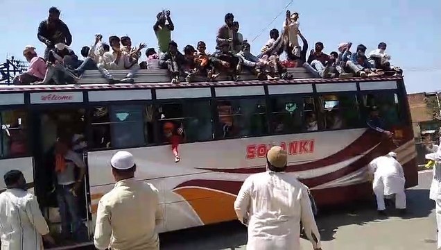 इटावा- मुस्लिम समाज के लोगों ने भूखे राहगीरों को खिलाया खाना