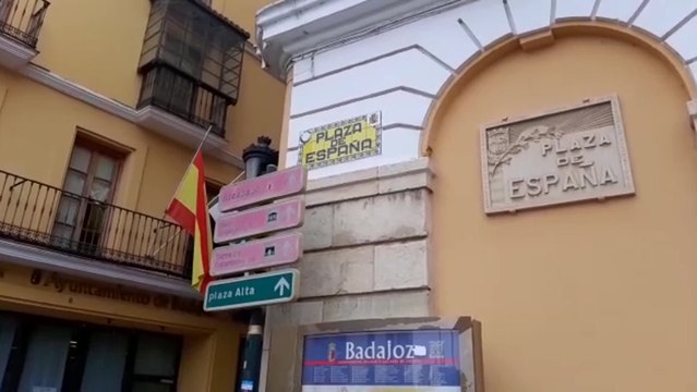Banderas a media asta en Badajoz por las víctimas de coronavirus