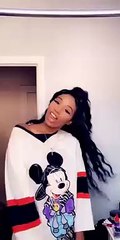 Son père danse derrière elle pendant qu'elle se filme !