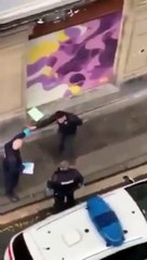 الشرطة الإسبانية تعتدى على شاب خرج بالحظر وسحلت والدته لدفاعها عنه