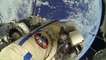 Cosmonautas Rusos Caminando afuera de la Estación Espacial Internacional