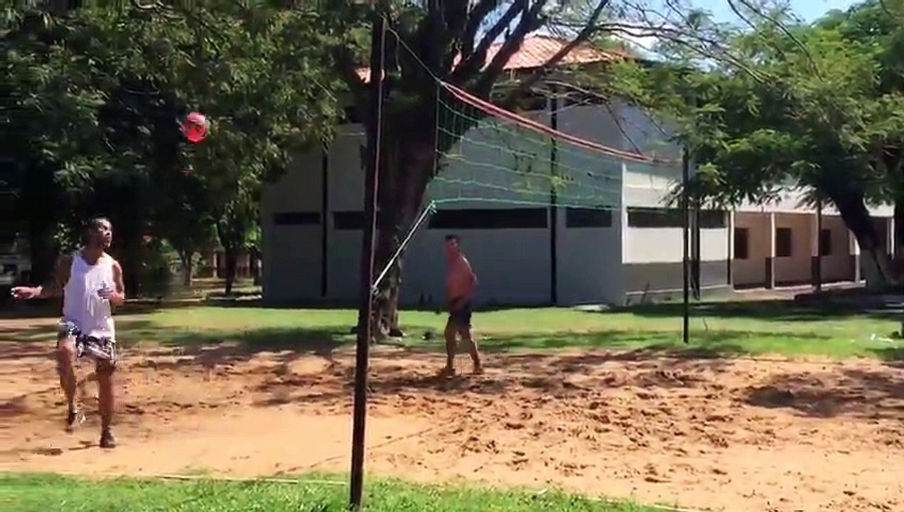 Quand Ronaldinho se fait un foot-volley en prison