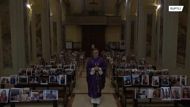 Padre italiano reza missa com selfies de fiéis impressas e presas nos bancos da igreja
