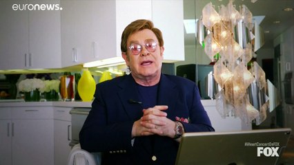 Elton John é anfitrião de concertos na sala de estar