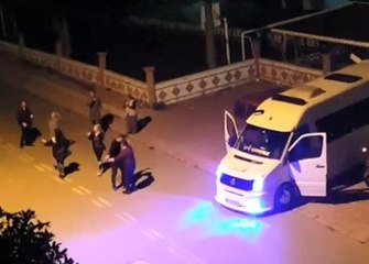 Erik dalı' oynayarak sağlık çalışanlarına 'destek' verdiler, sosyal mesafeyi unuttular