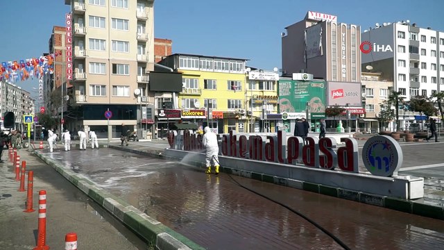 Mustafakemalpaşa'da cadde ve kaldırımlar dezenfekte ediliyor