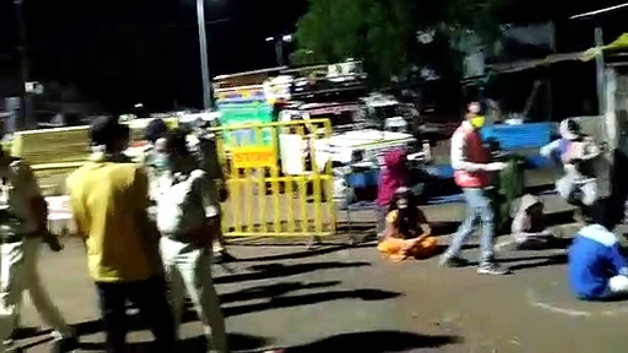 आगर जिले में गरीब मजदूरों को कलेक्टर-एसपी ने रोककर करवाया भोजन